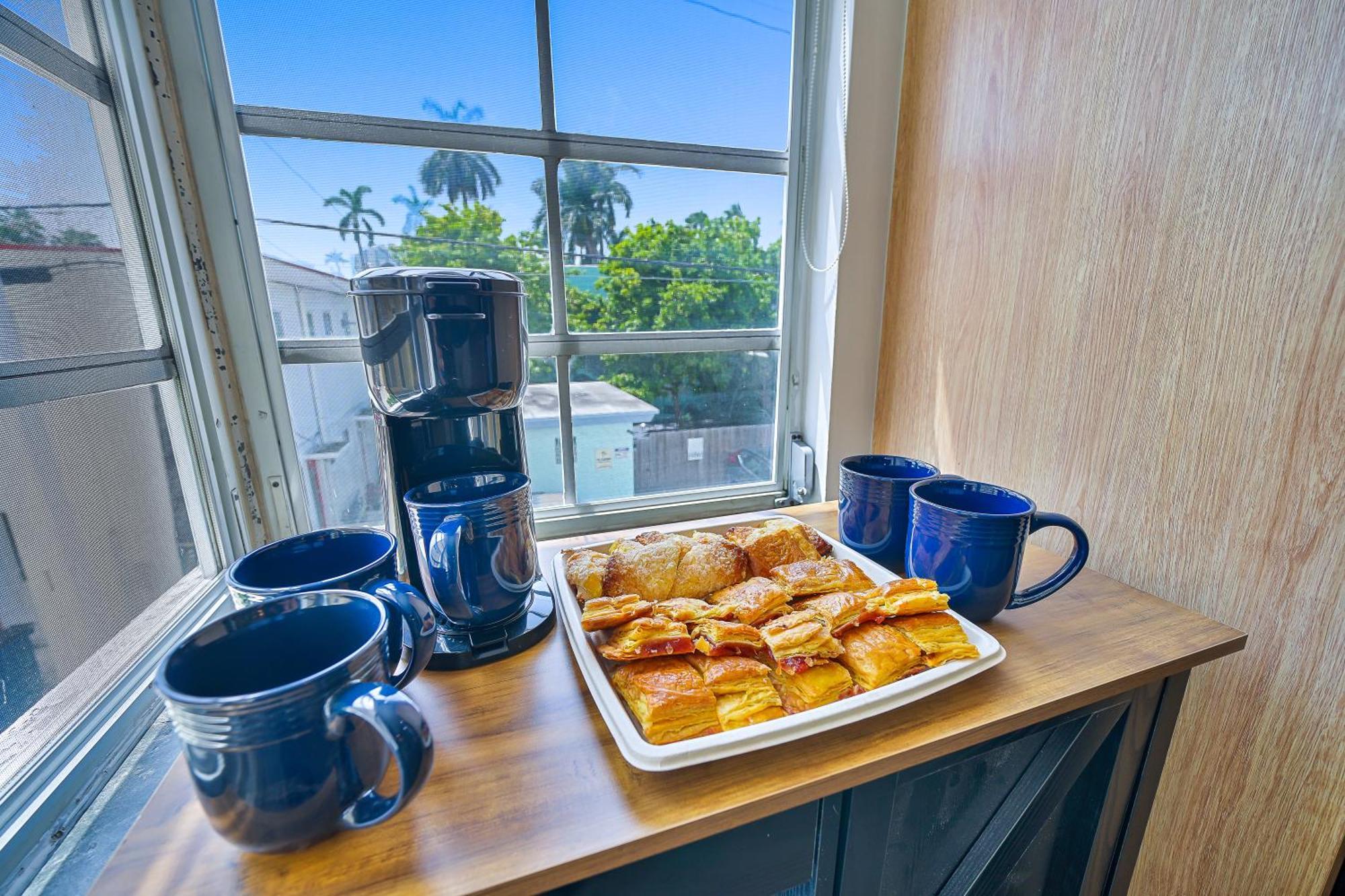Appartamento Large & Bright Sleep Up To 8 Only 2Min From Ocean! Miami Beach Esterno foto